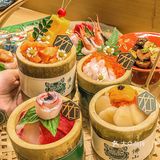 没人能拒绝这碗满满刺身的竹筒饭！没有人！