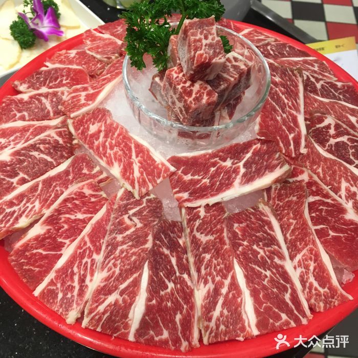 一哥澳门豆捞 · 十七年经典澳门火锅(四季天地店)霜降雪花牛肉双拼图片