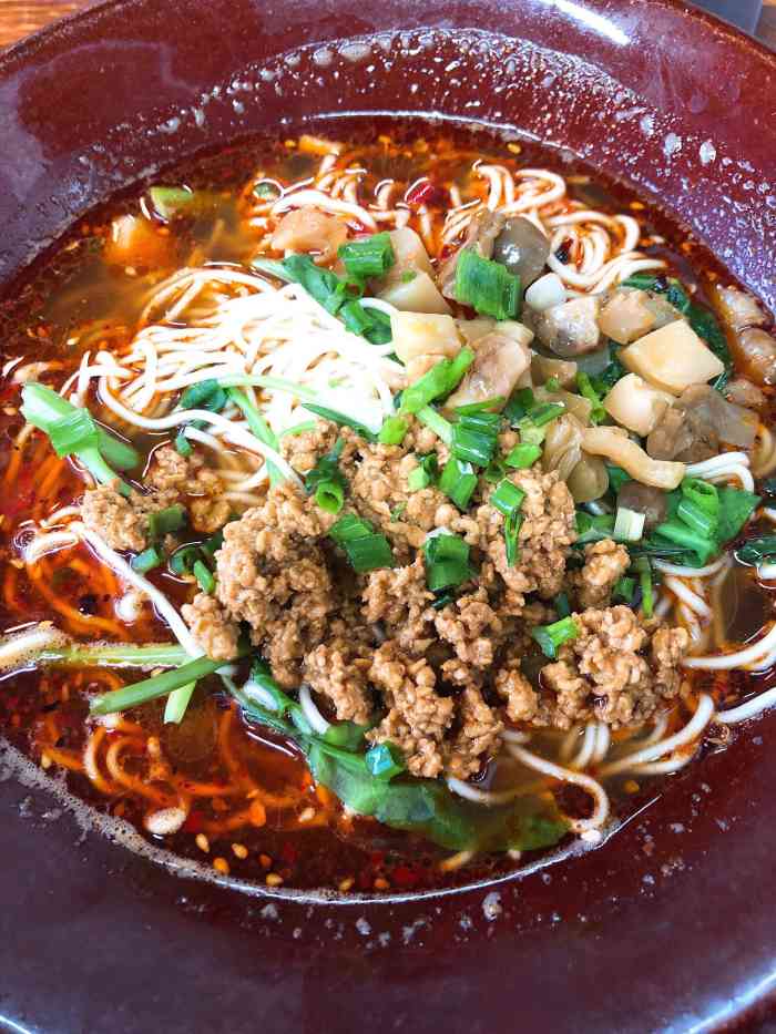 张记重庆小面-"[薄荷]环境: 地址挺好找的,就在融城大.