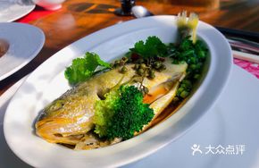 Fresh Flower Pepper Steamed Yellow Croaker