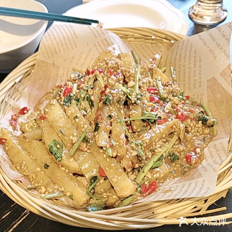 菠萝饭也很惊艳！端上来时，菠萝的清甜果香就直钻鼻腔