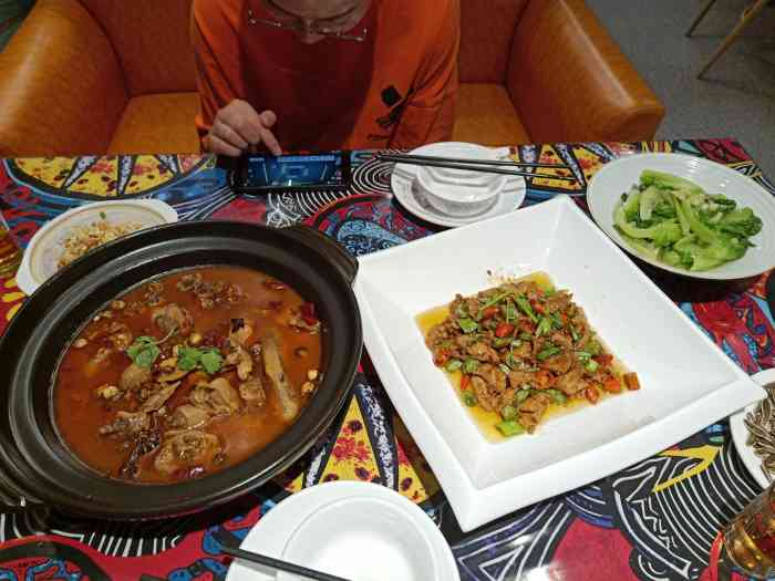 九头鸟特色餐厅-"在金象影城看电影,看完和同事就选在楼下的.