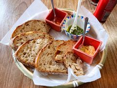 三种酱配酸面包-Mesa Madre梅萨妈妈·Bintana(国贸店)