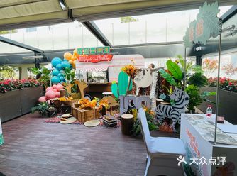 全江景的宴会厅还是非常漂亮的，吃好饭可以江边走走散散步