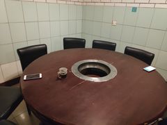 包厢-洞庭洲·防空洞火锅·烧烤·铜锅涮肉(新百广场店)