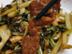 自制酸菜炒牛肉-宏记广东客家菜(丰汇店)