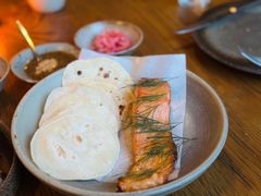 烟熏三文鱼配烤饺子皮和芥末籽酱-BOR Eatery(安福路店)