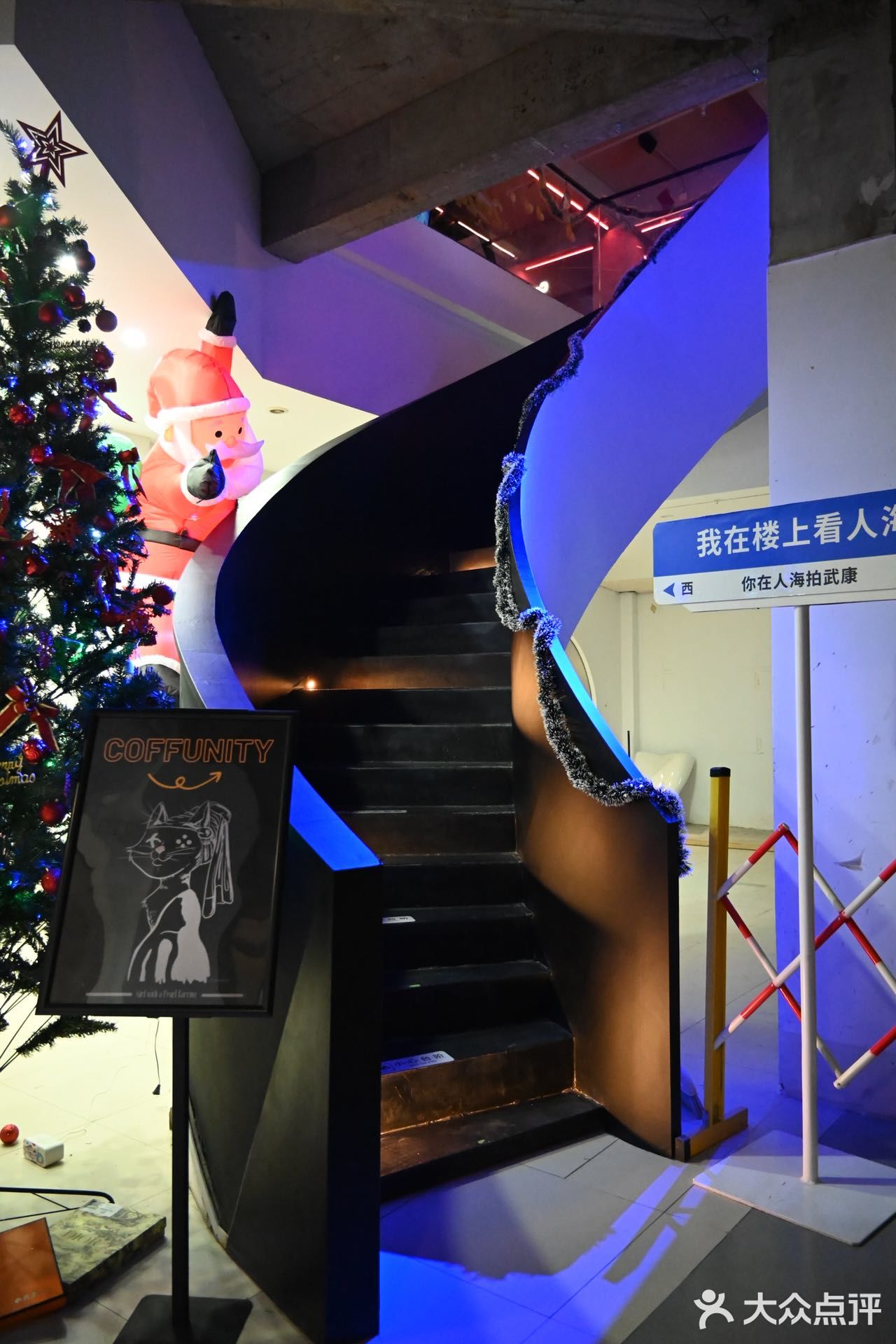 淮海中路上的这家bar，白天是咖啡店，夜晚是酒吧