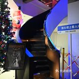 淮海中路上的这家bar，白天是咖啡店，夜晚是酒吧