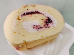 草莓乳酪卷-SKROLL卡特司库·蛋糕定制·生吐司·司康(古北程家桥店)