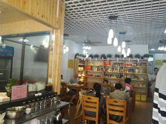 大堂-正宗普宁豆干坊·洪记砂锅粥(红领巾路店)