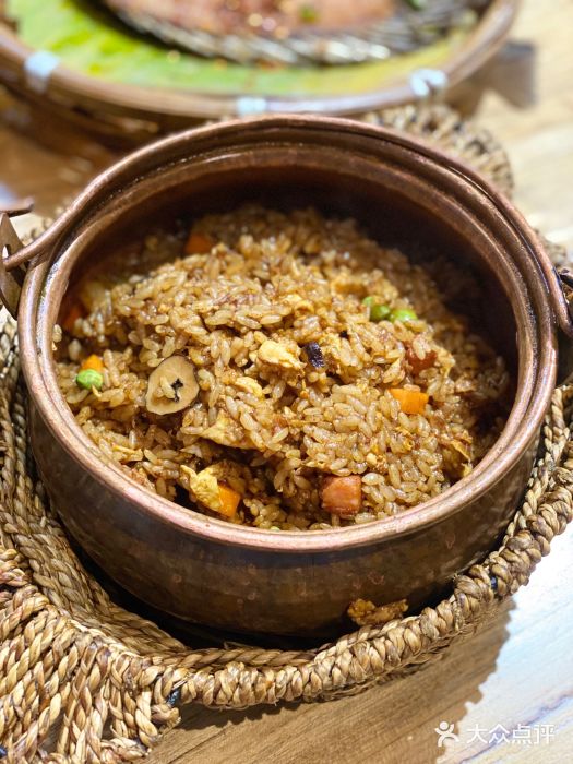 七彩云原生态云南菜黑松露铜锅饭图片