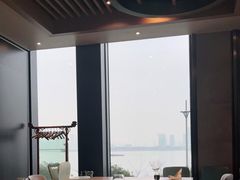 靠窗位-一板铁板烧·隐秘一线江景花园餐厅(西湖左岸·天元店)