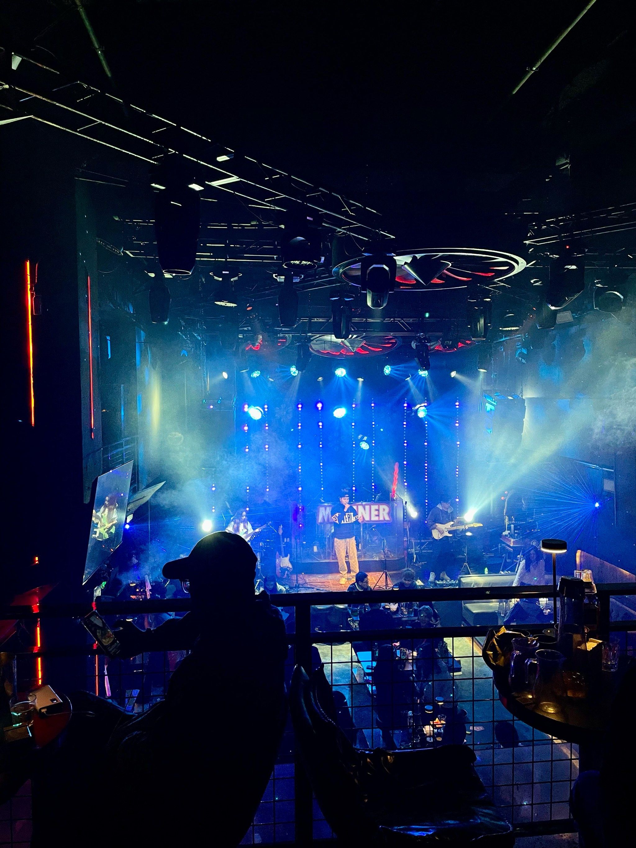 简直太优了吧 叫打[啤酒]或者点几杯cocktail