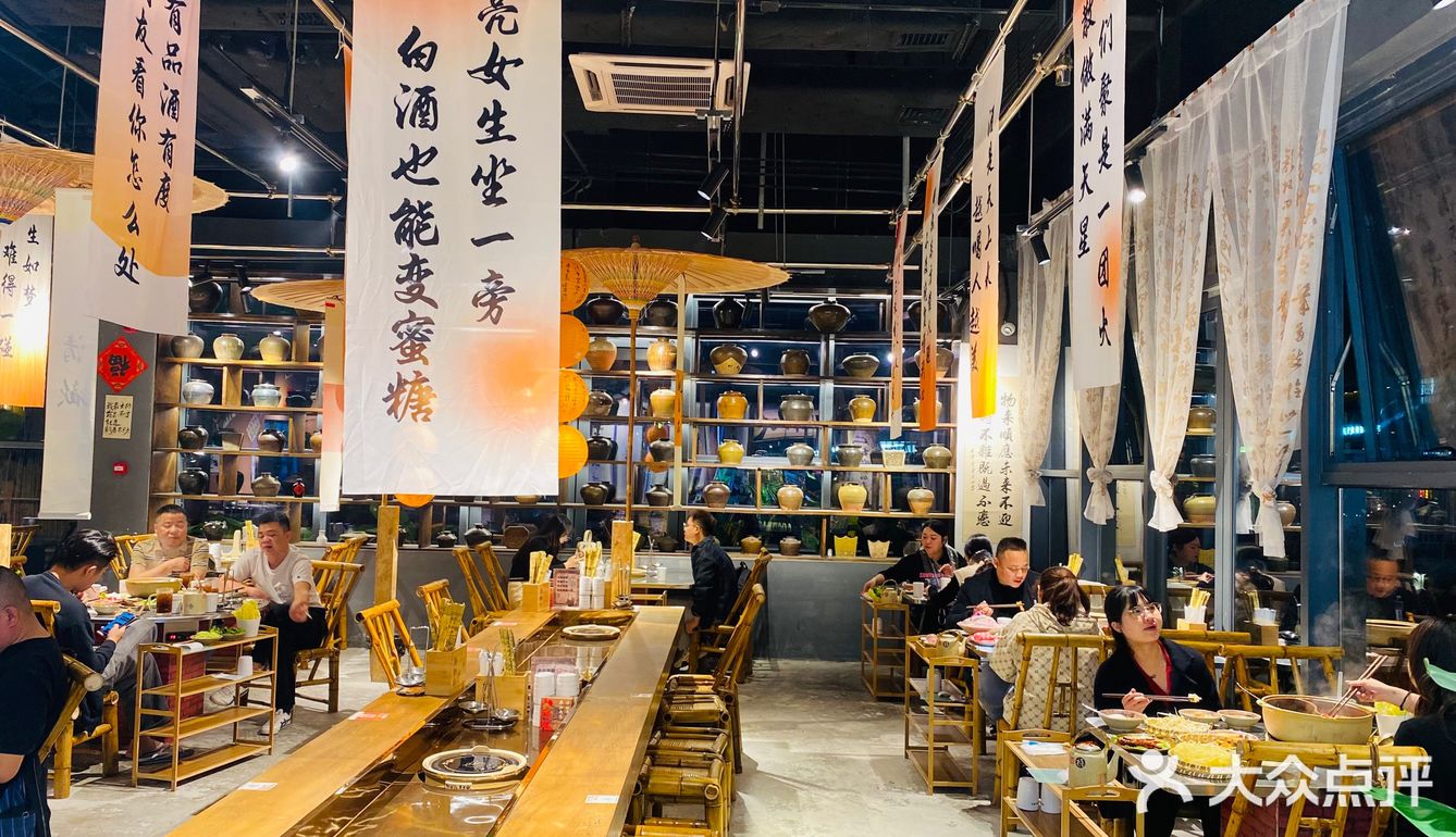 龙华江湖酒馆风重庆老火锅