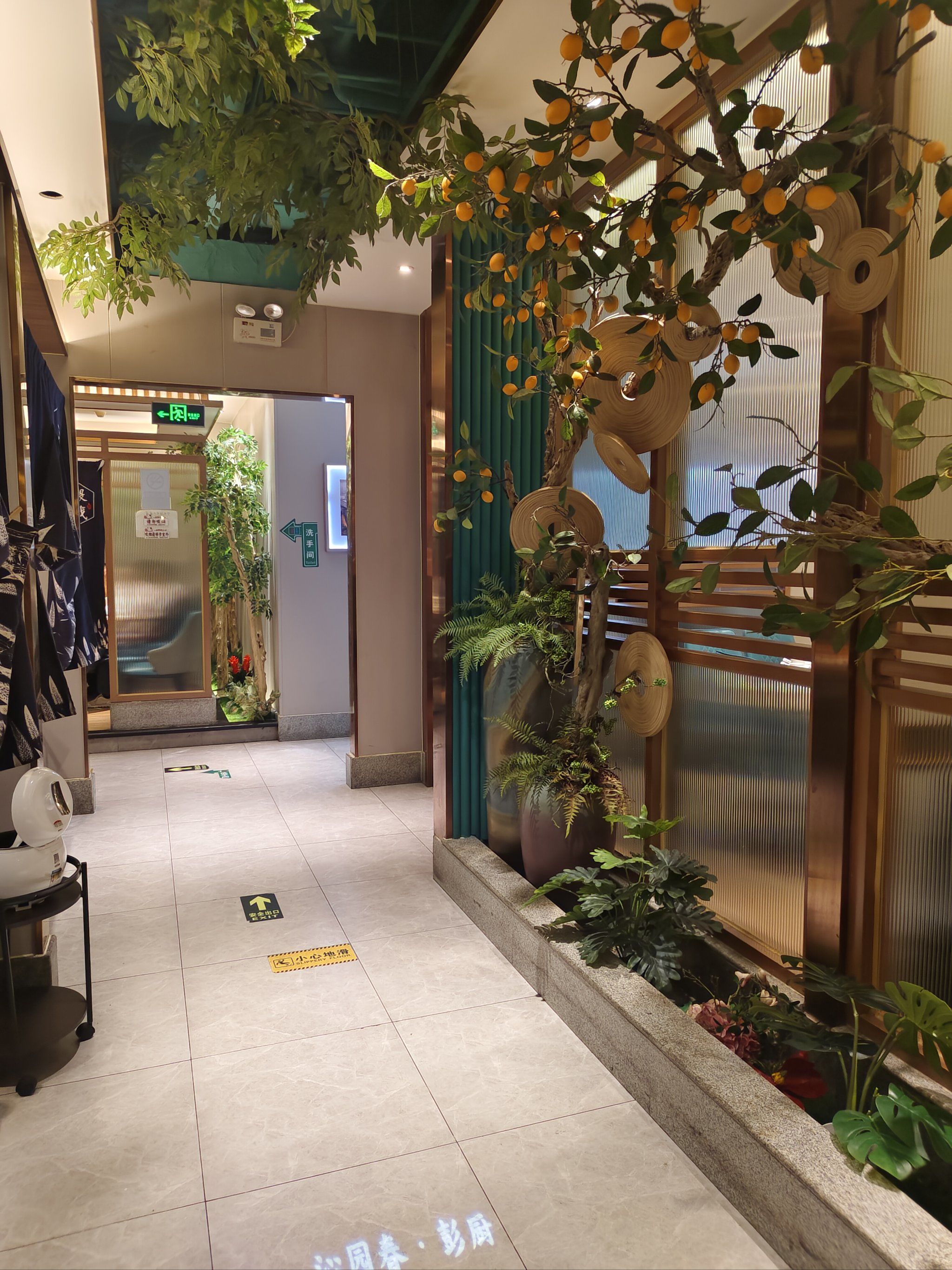 今天十月一和好朋友一起吃饭在网上看到了彭厨来了后第一眼环境蛮不错