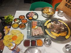 -山野的朋友露营炭火烤肉