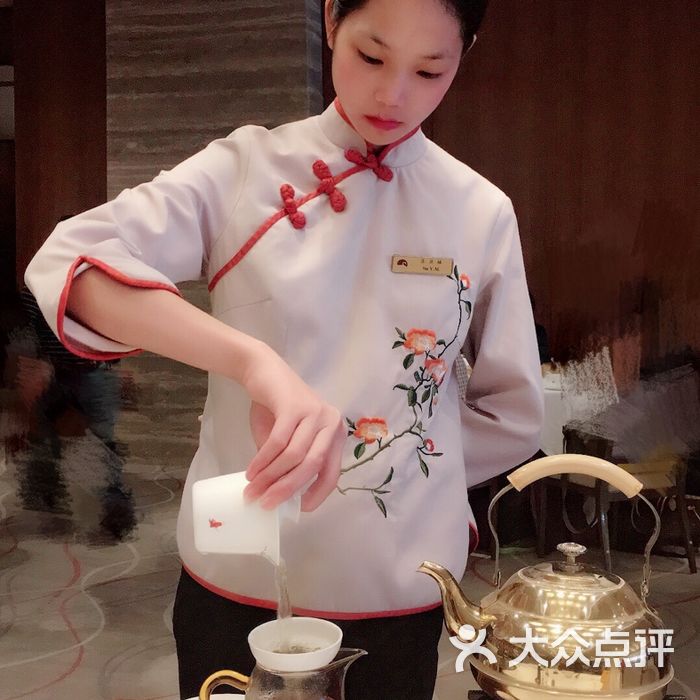 广州白天鹅宾馆服务员图片