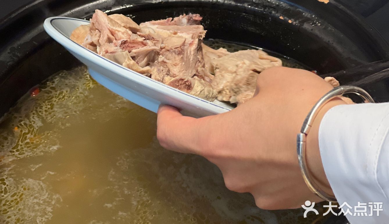 吃菌火锅呢，当然要吃当地的品牌