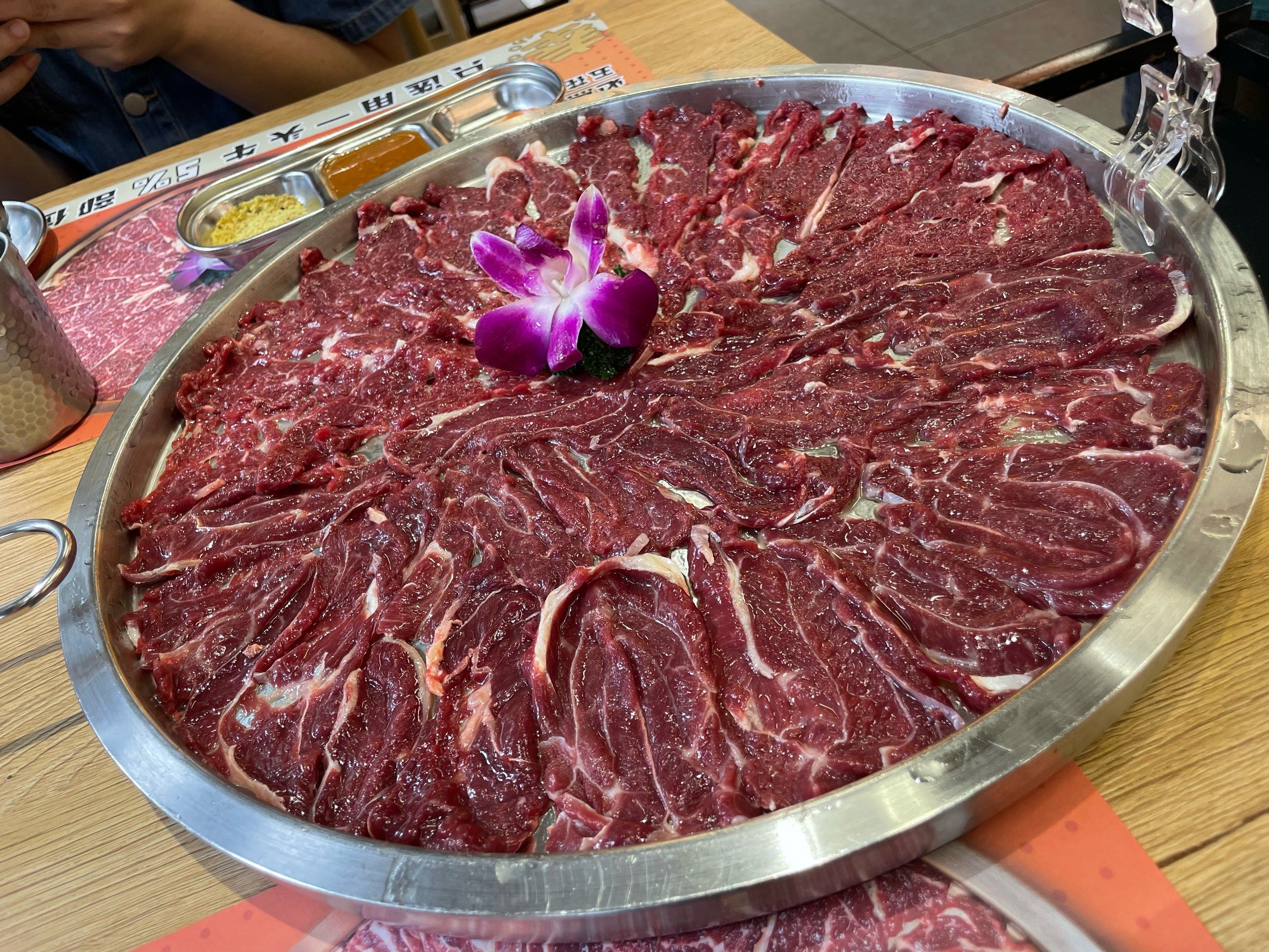 必点大盘牛肉,鳗鱼,环境不错,食材新鲜好吃