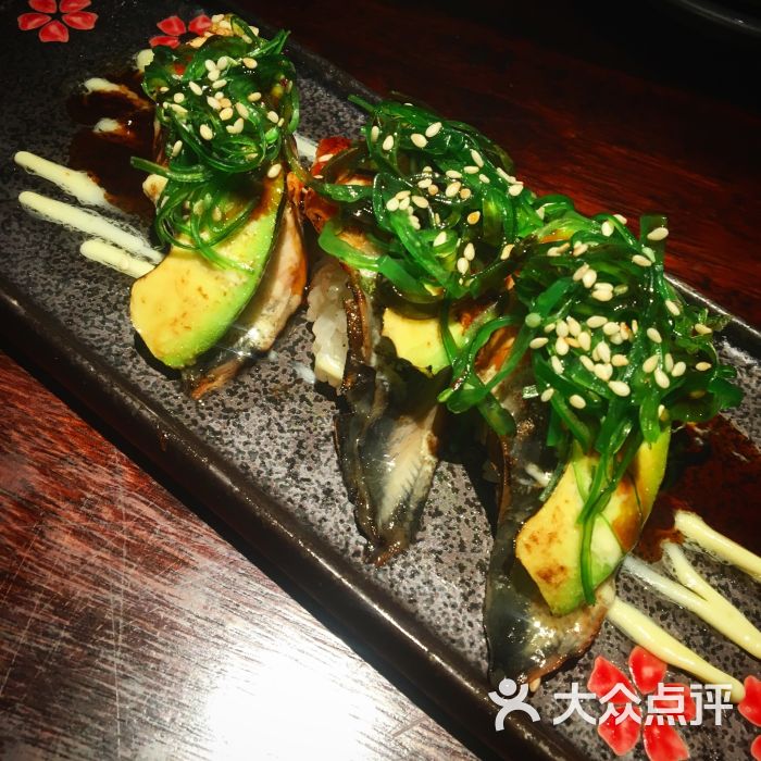 鳗鱼牛油果手握