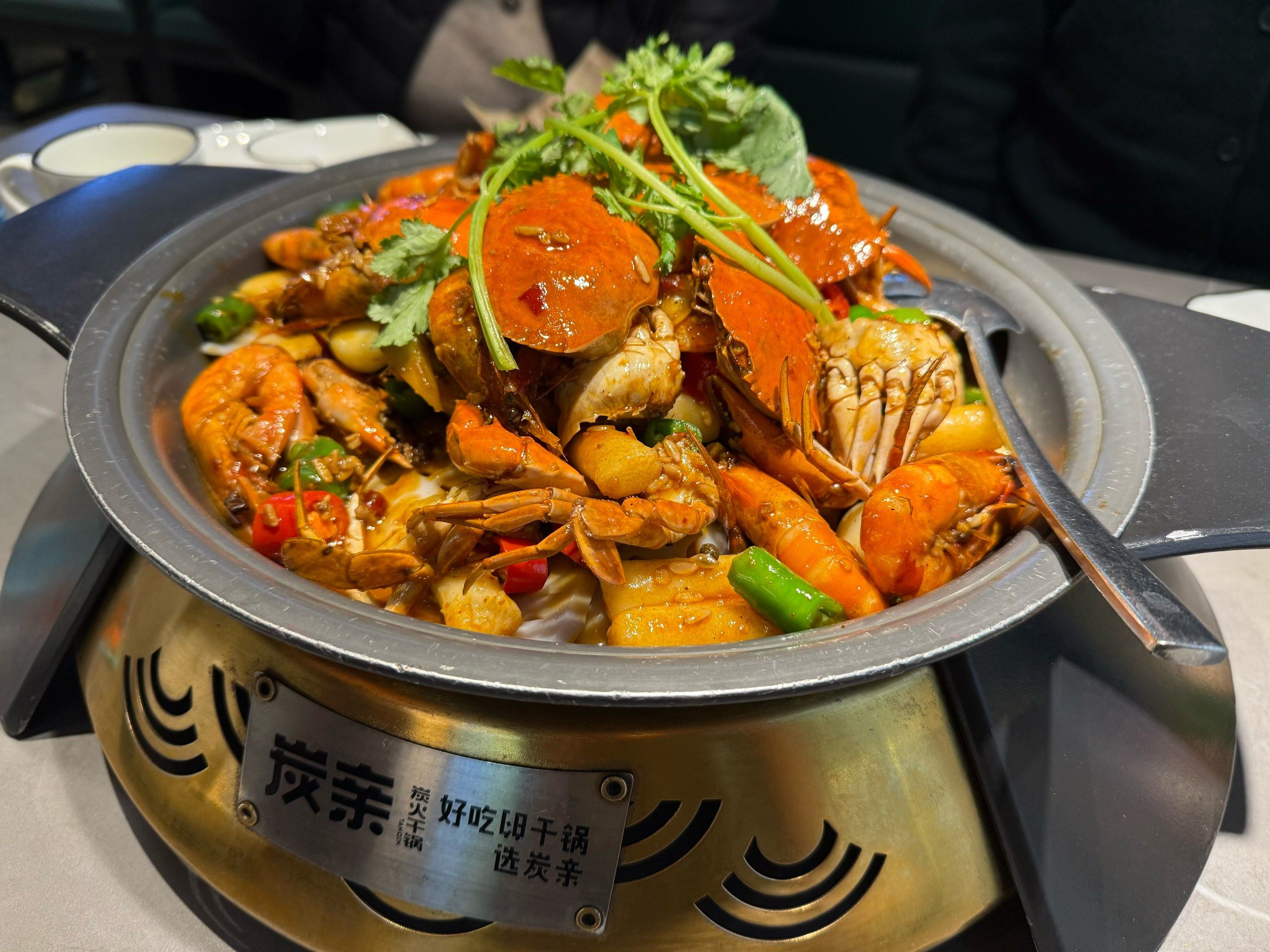 螃蟹很新鲜,非常的入味#炭亲干锅 #南昌特色美食