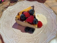 烤莓果巴斯克蛋糕-BROWNSTONE布朗石西班牙餐厅(富城店)