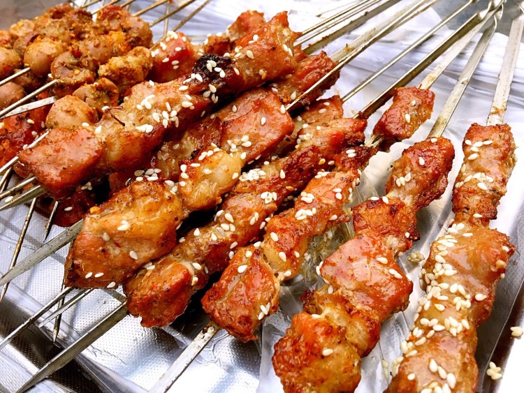 肥牛# 大串方肉,腌制入味,肉质紧实.白芝麻增香.