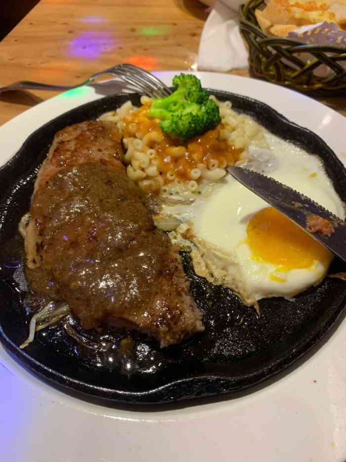 豪尚豪牛排(崇文门店)-"位置在新世界百货一期的一层,商户外面有个.