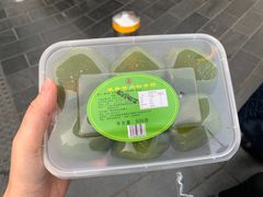 咸蛋黄肉松青团-真老大房鲜肉月饼(南京路步行街店)