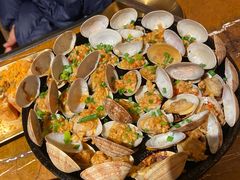 铁板烤花甲-何师烧烤·小龙虾·江湖川菜·精酿啤酒(成温店)