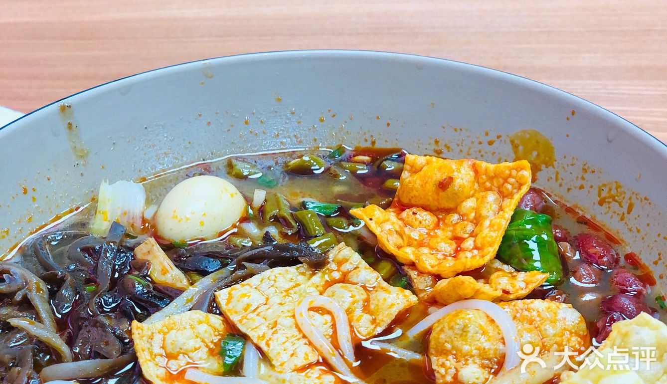 晚饭时间，店里的人略微坐满了。下单收银挺认真的