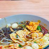 晚饭时间，店里的人略微坐满了。下单收银挺认真的