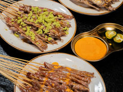 -何妹湿辣牛肉·粤式烧烤砂煲(桂雅路店)