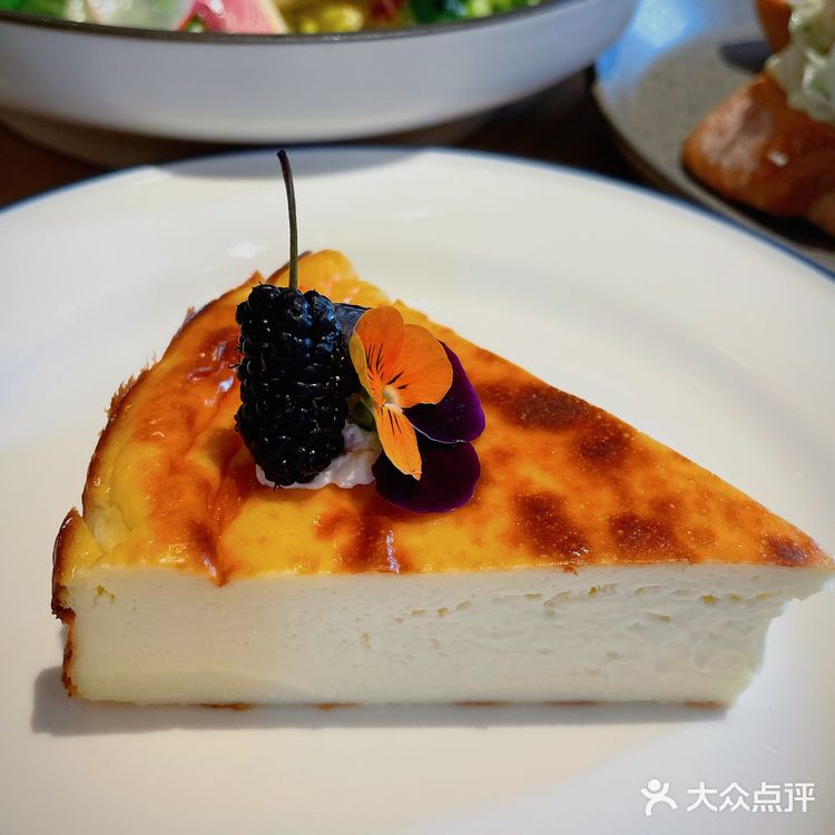 外摆用餐氛围感十足，超级适合约会的西餐厅