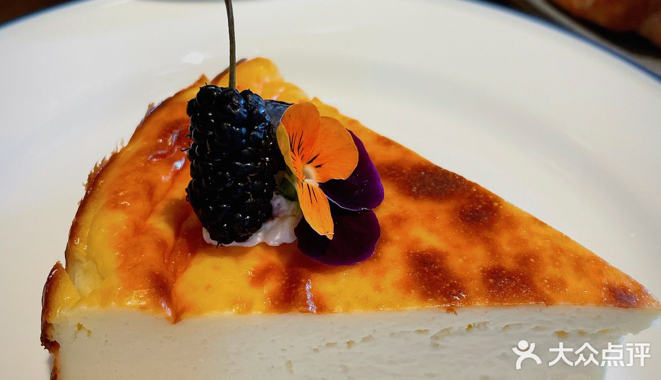 外摆用餐氛围感十足，超级适合约会的西餐厅