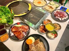 -山野的朋友露营炭火烤肉