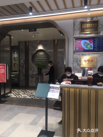 烧鹅吃过很多次，这里虽是力推，但口感却一般