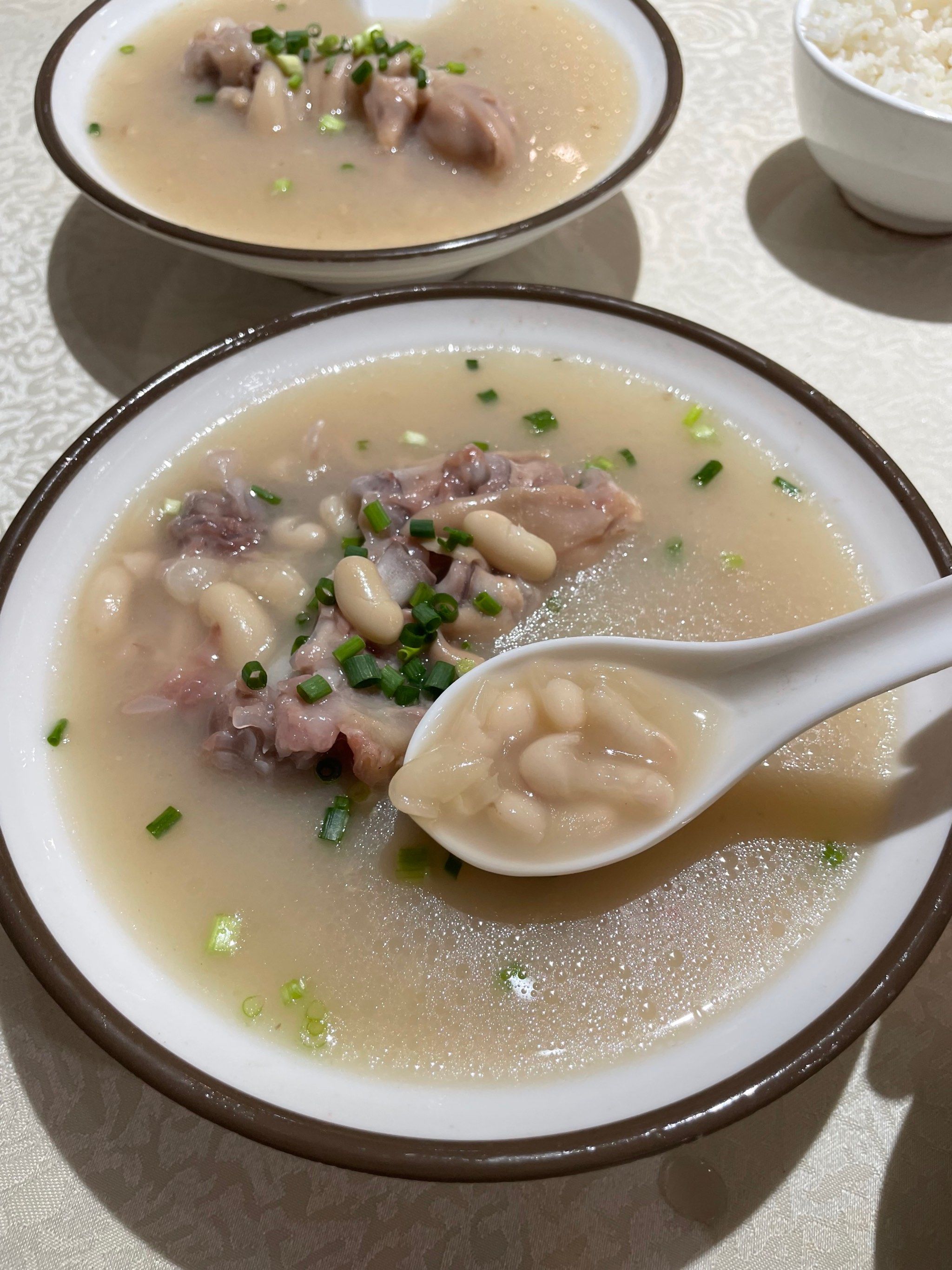 分量很足,蹄花炖得非常软烂,入口即化,雪豆也很软糯,汤汁浓郁鲜美