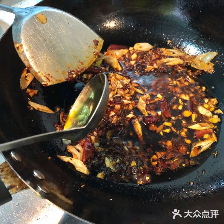 炒好的佐调第一次大部分均匀放入鱼身上