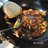 炒好的佐调第一次大部分均匀放入鱼身上