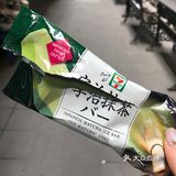 是用一个小椰子壳作为杯子冰淇淋也是浓浓的椰子香甜