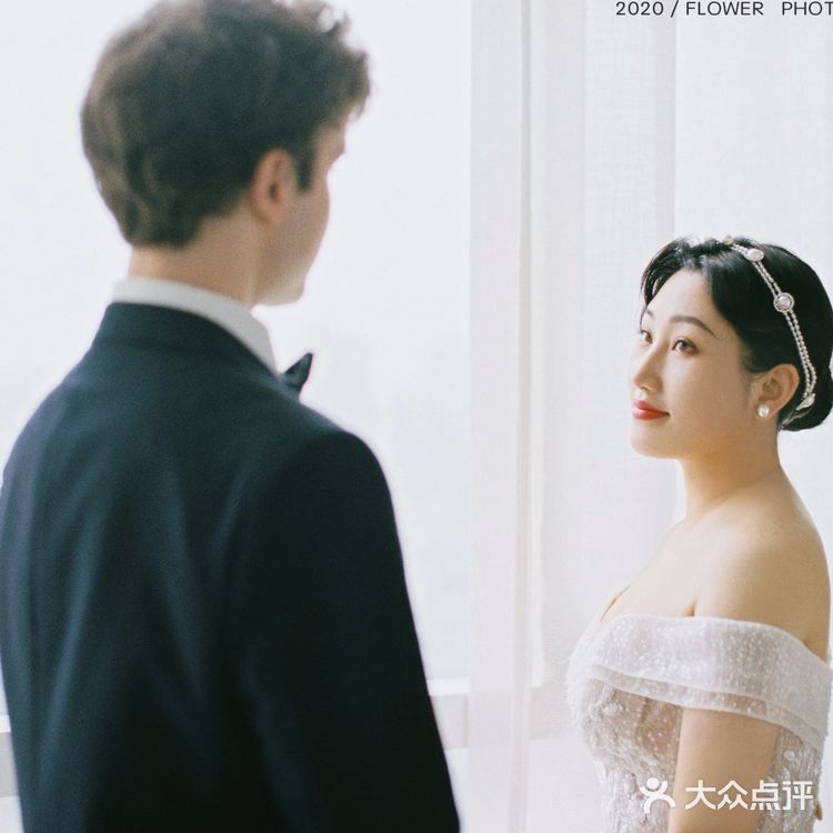 摄影师为了拍完这对客人，已经用光了她所有会的英语