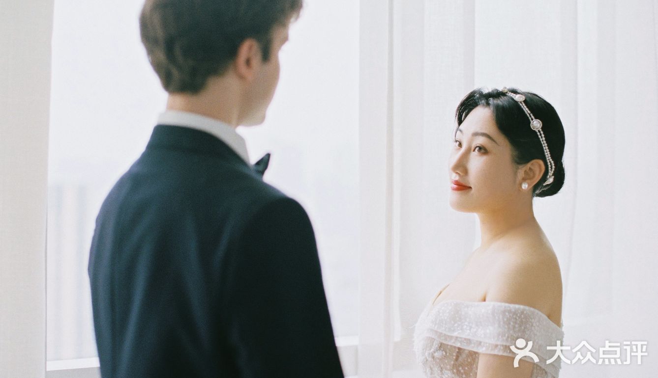 摄影师为了拍完这对客人，已经用光了她所有会的英语