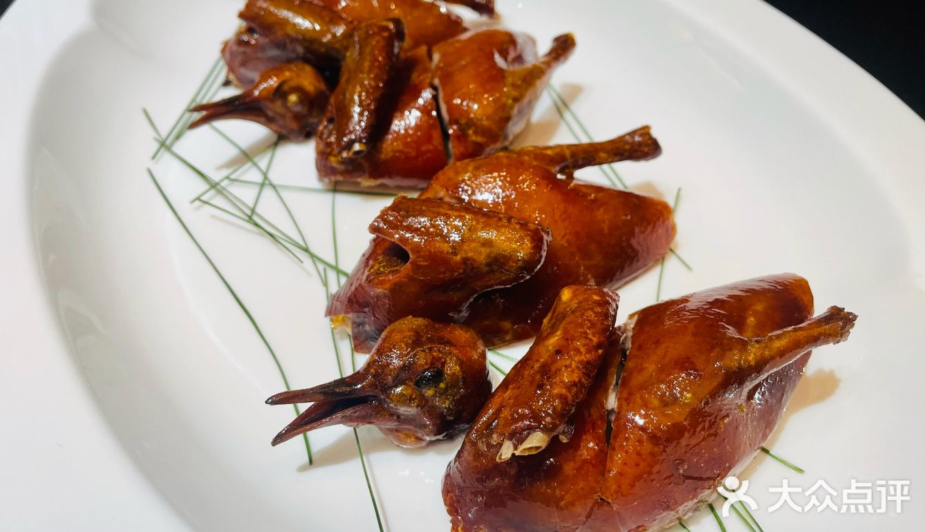 武汉市东湖新技术开发区光谷大道与关南园一路交汇处