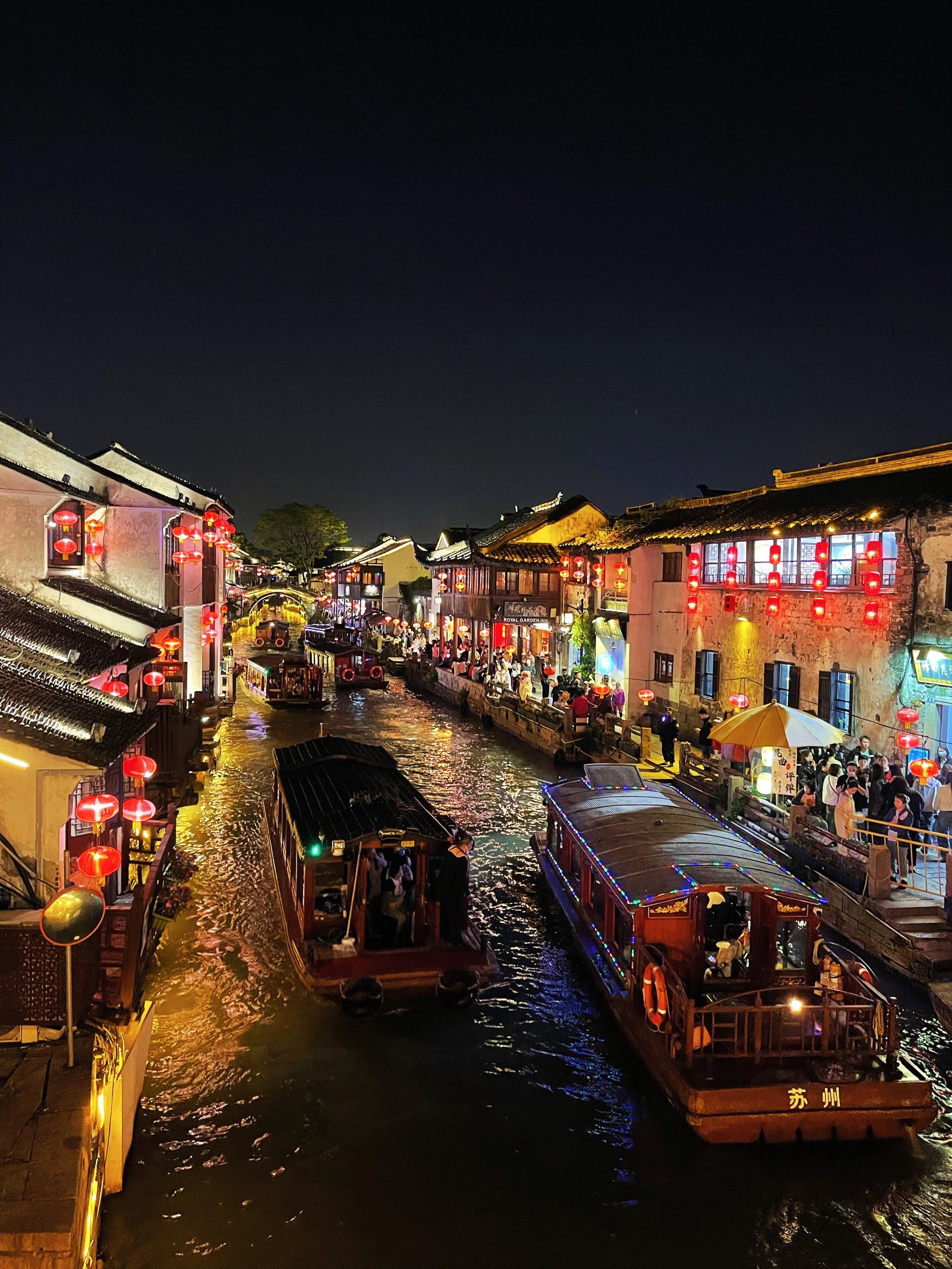 n
山塘街因山塘河而命名,山塘街上河道多,桥多,沿街两侧的古建筑