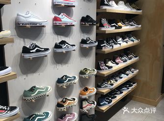 无聊逛逛新世纪 现在这个风口谁还买耐克阿迪