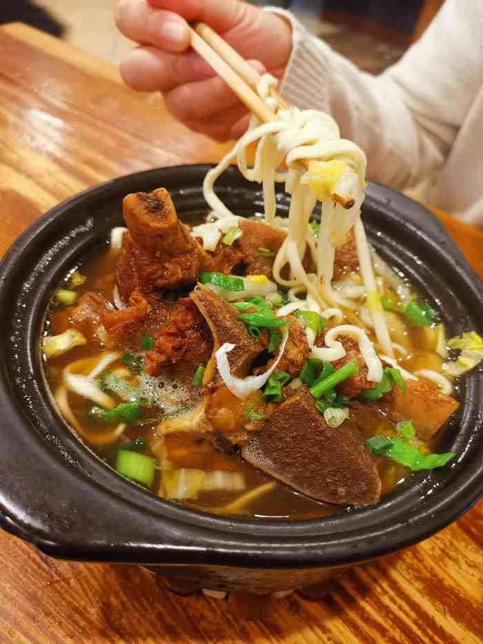 牛骨头面馆-"[薄荷]环境: 挺干净的,挺亮堂,因为凳."-大众点评移动版