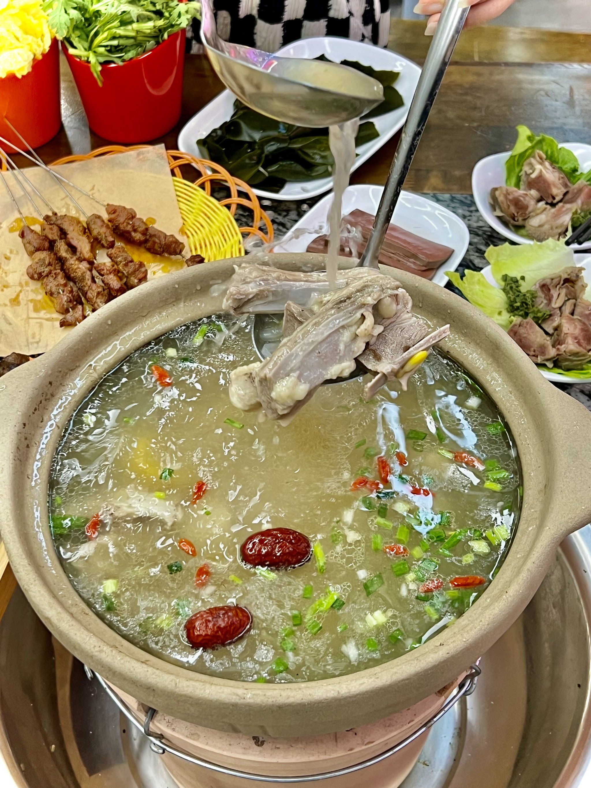 老远就闻香而来!门口一长排泥砂锅炖羊肉汤