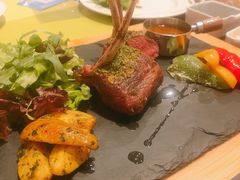 烤羊排配香料土豆-香格里拉鱼跃地中海西餐厅·牛排披萨